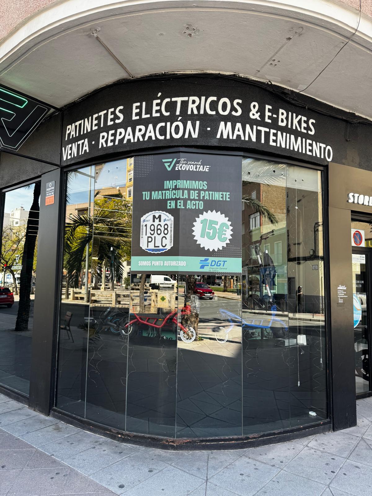 Escaparate de Ecovoltaje con el servicio de impresión de matrículas de patinete